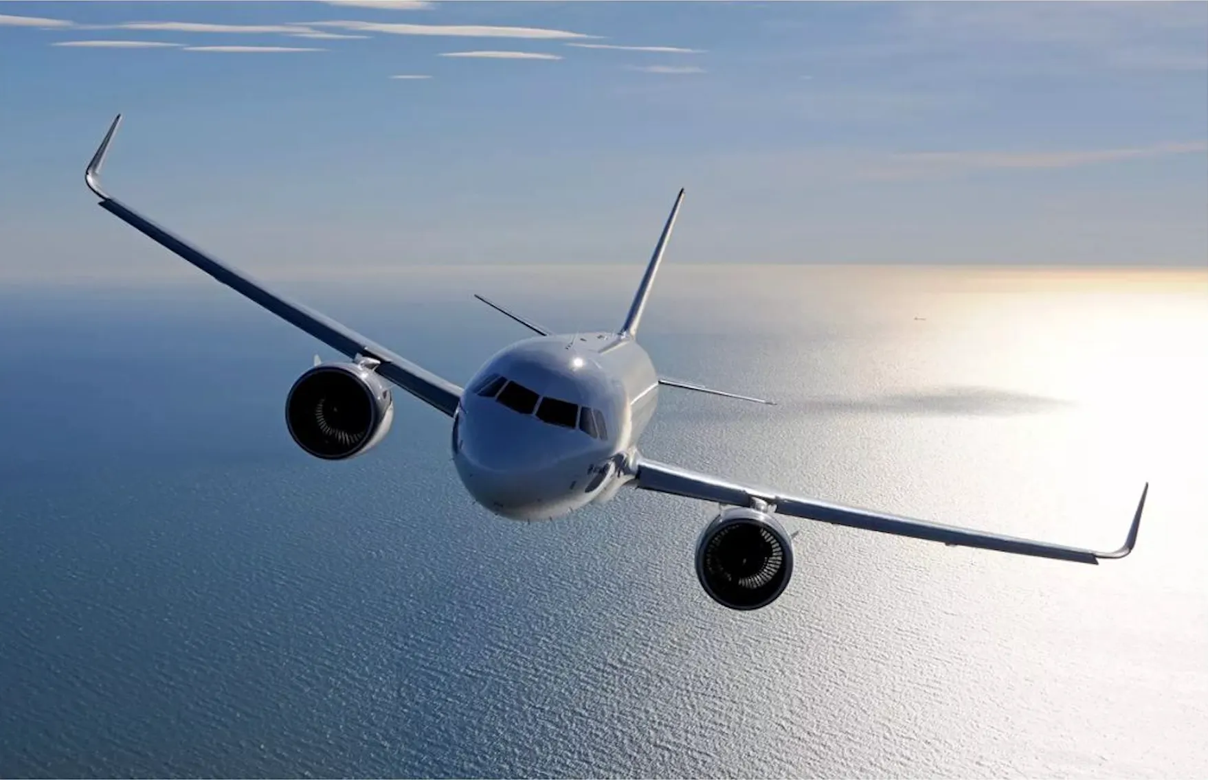 A320 en vol au-dessus de la mer