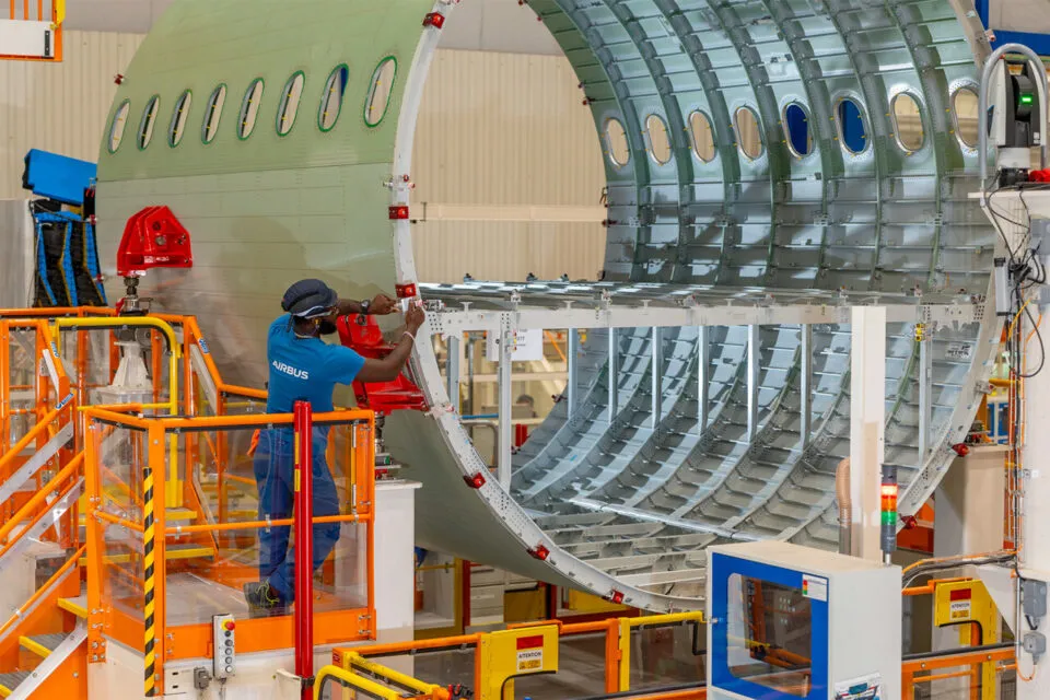 Assemblage d'une section de fuselage en atelier