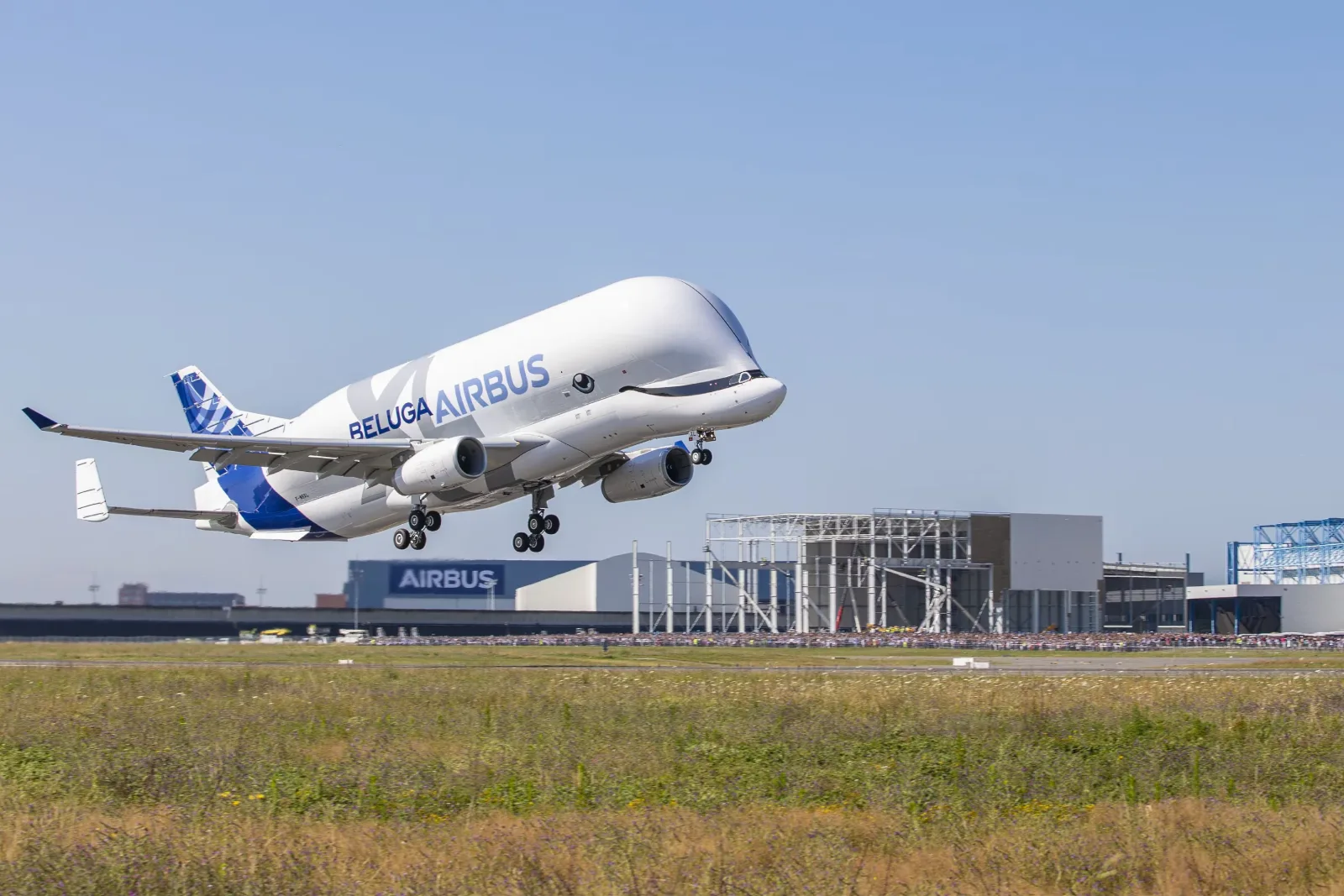 Décollage du Beluga XL à Toulouse