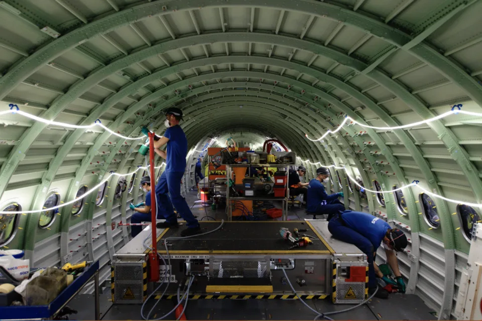 Équipe au travail à l'intérieur d'un fuselage