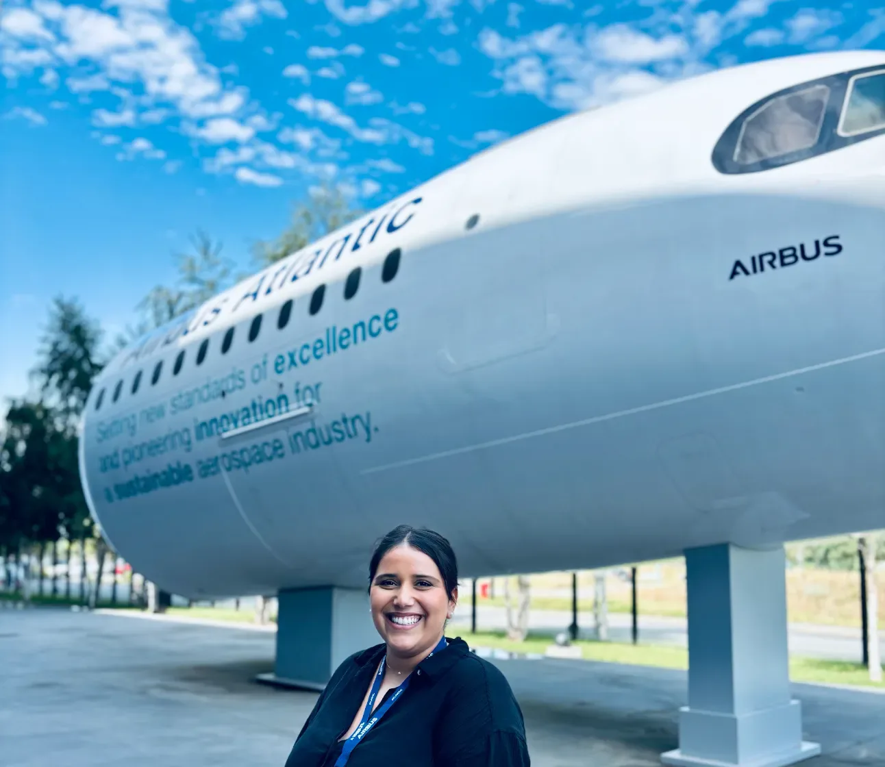 Manal Bounou devant le fuselage Airbus Atlantic